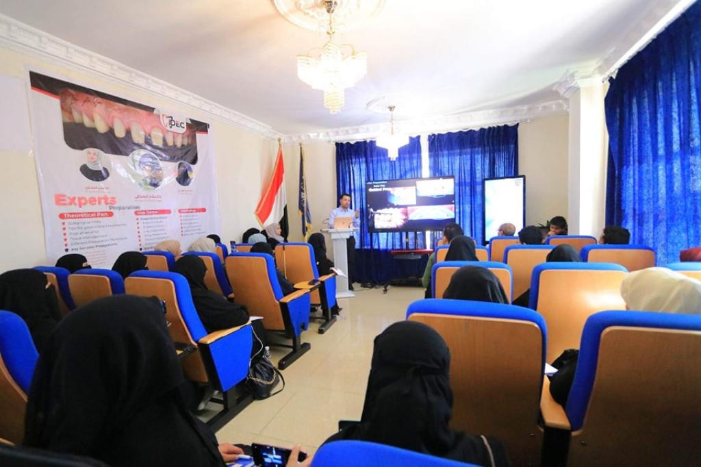 استضافة دورة تدريبية في طب الاسنان التجميلي